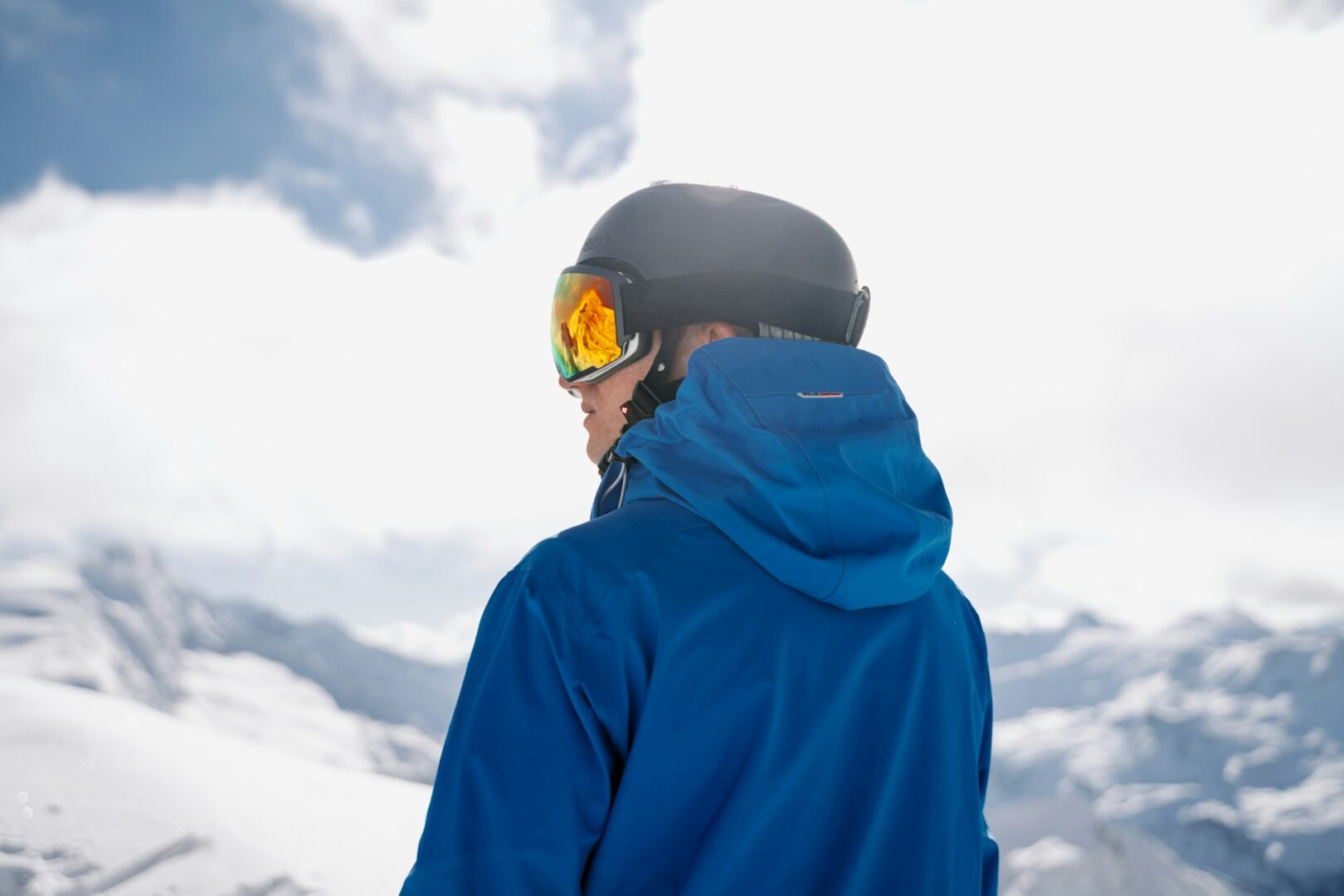 Persona con giacca invernale che guarda il cielo