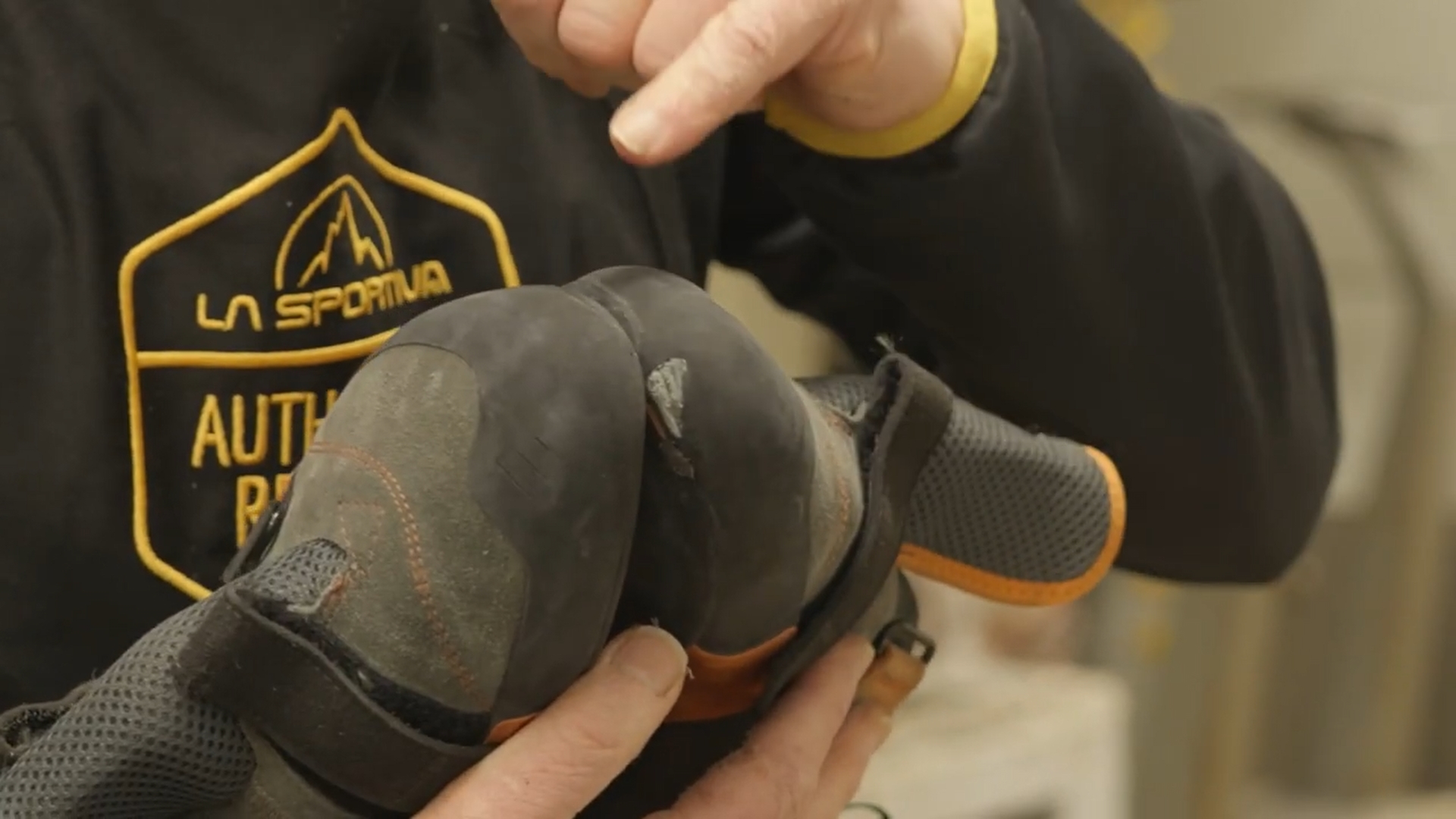  una scarpetta con la punta bucata dove non è più possibile risuolare le scarpette